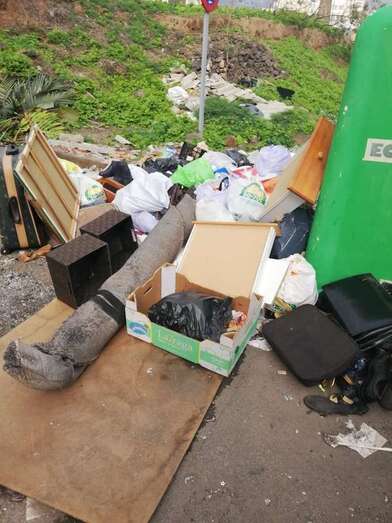 Basura acumulada en la calle Ocho de Marzo / TA